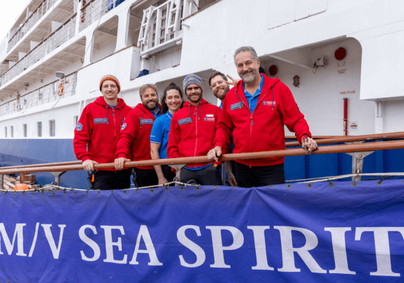 Das Expeditionsteam und begrüßt die Gäste an Bord vom Expeditions-Kreuzfahrtschiff